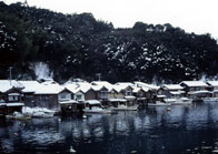 冬の舟屋